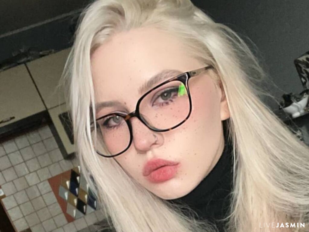 Real amateur nude model HettieReagen