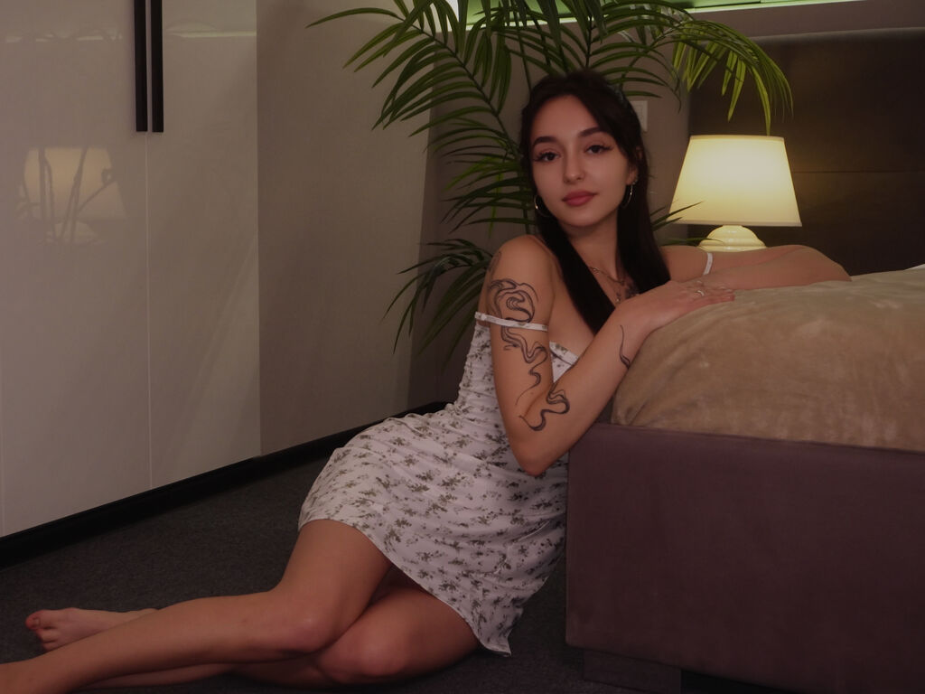 Real amateur nude model KarinaThorne